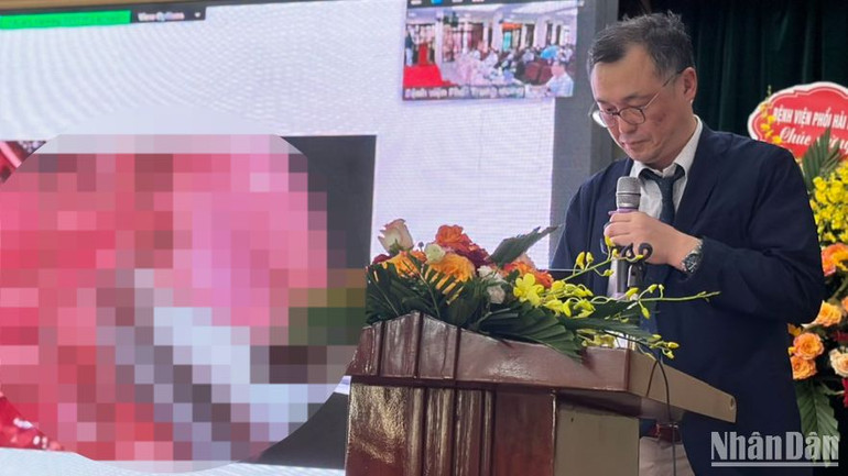 Giáo sư Takeshi Shiraishi, Bệnh viện Đại học Fukuoka, Giáo Sư Toshihiko Sato, Bệnh viện Đại học Fukuoka, Nhật Bản với những chia sẻ về phẫu thuật Carina/phẫu thuật tạo hình phế quản trong điều trị bệnh lý ác tính và phẫu thuật ít xâm lấn và phẫu thuật robot tại Nhật Bản. (Ảnh: T.H)