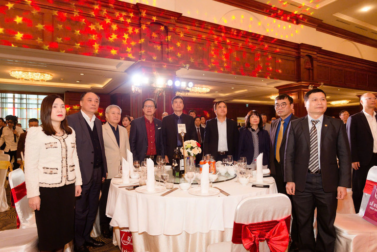 Thứ trưởng Xây dựng Phạm Minh Hà cùng các nguyên Thứ trưởng Xây dựng: Bùi Phạm Khánh, Nguyễn Đình Toàn, Lê Quang Hùng và ông Nguyễn Thanh Tùng, Chủ tịch Công đoàn Xây dựng Việt Nam cùng các lãnh đạo cục, vụ làm lễ chào cờ.