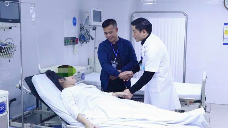 Thầy thuốc nhân dân, Giáo sư, Tiến sĩ Nguyễn Duy Ánh - Giám đốc Bệnh viện Phụ Sản Trung ương chúc mừng gia đình sản phụ.