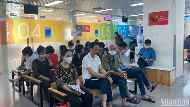 Bệnh nhân đến khám tại Bệnh viện Lão khoa Trung ương sáng 1/11.