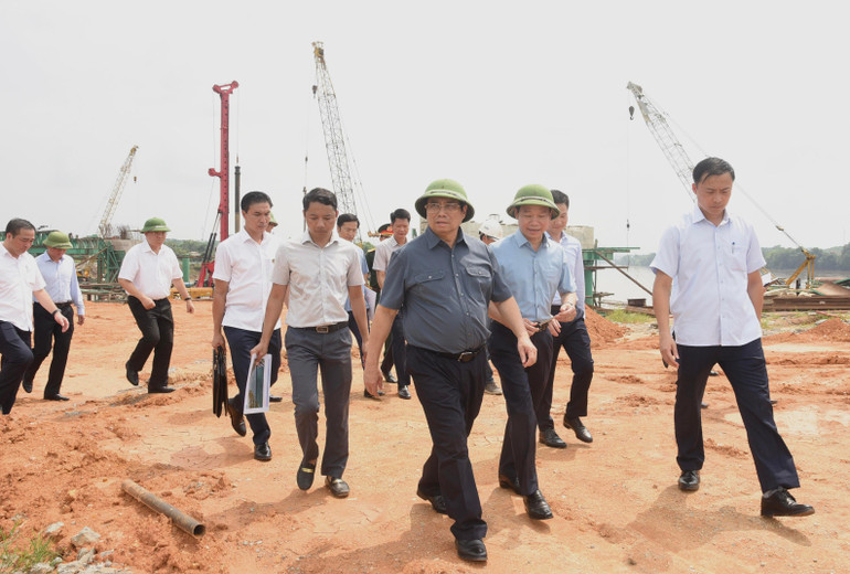 Thủ tướng Phạm Minh Chính kiểm tra dự án cầu Giới Phiên, thành phố Yên Bái. Thủ tướng Phạm Minh Chính kiểm tra dự án cầu Giới Phiên, thành phố Yên Bái.
