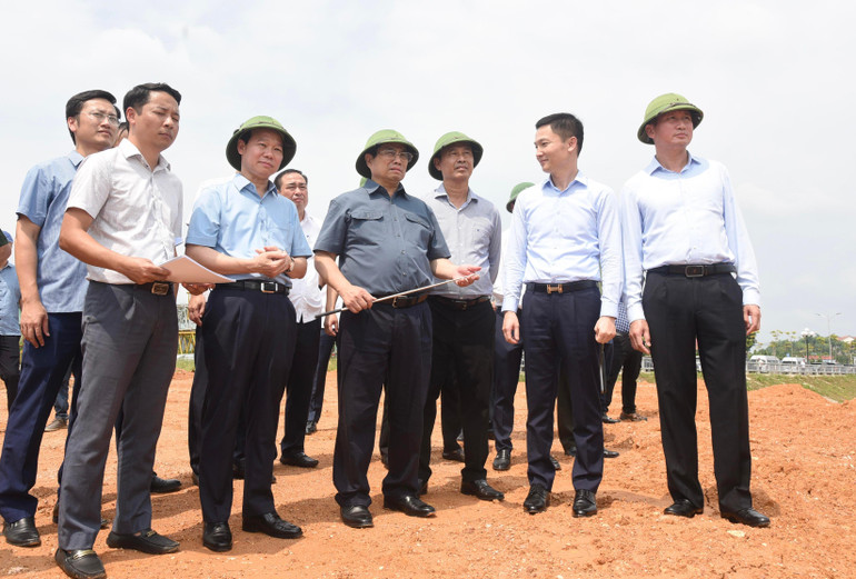 Thủ tướng Phạm Minh Chính kiểm tra dự án cầu Giới Phiên, thành phố Yên Bái. Thủ tướng Phạm Minh Chính kiểm tra dự án cầu Giới Phiên, thành phố Yên Bái.