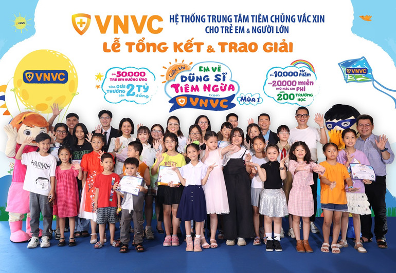 Các em nhỏ nhận giải sáng 1/6.