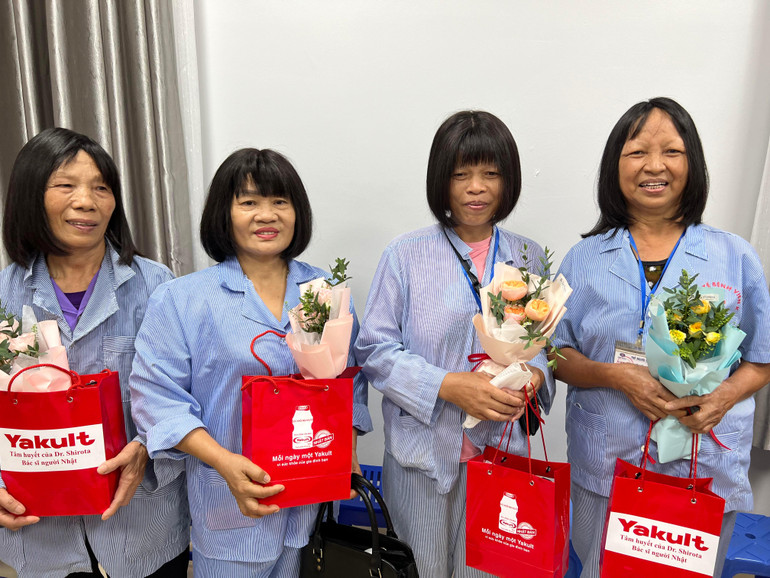 Đây là buổi cắt tóc và trao tặng tóc số 2, sau buổi đầu tiên diễn ra vào ngày 15/9.