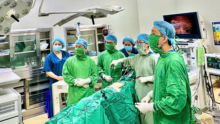 Bác sĩ phẫu thuật nội soi cấp cứu cho bệnh nhân.