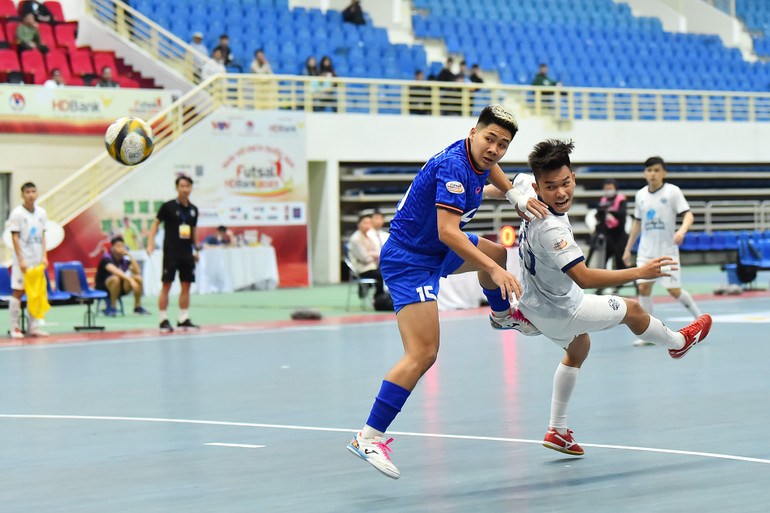 Chỉ trong ít phút đầu, đội chủ nhà nhanh chóng có được nhiều cơ hội nguy hiểm uy hiếp khung thành của GFDI Sông Hàn.