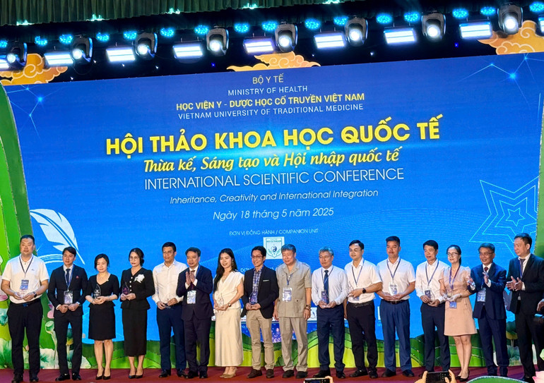 Các chuyên gia tham dự hội thảo.