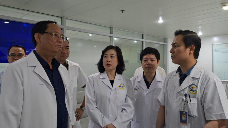 Lãnh đạo Bộ Y tế đề nghị bệnh viện tích cực cứu chữa cho bệnh nhân.
