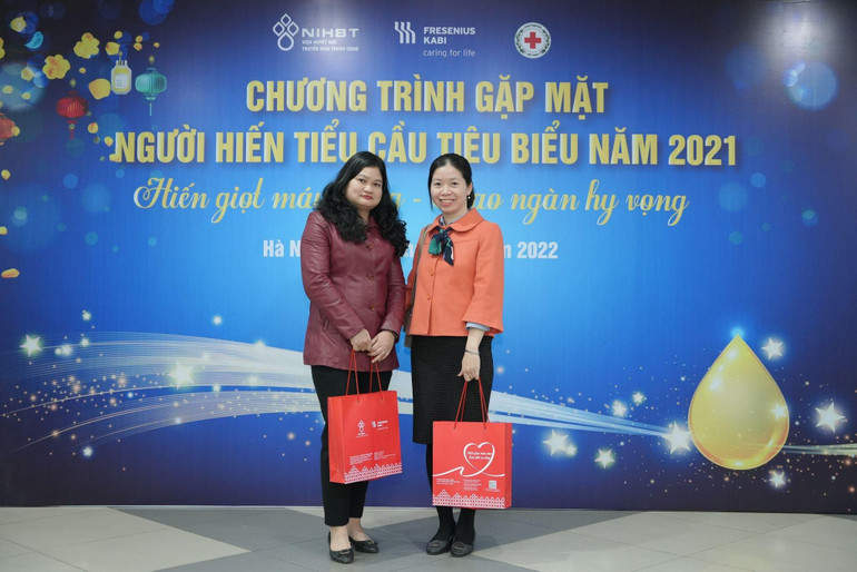 Cô giáo Thùy Trang (bên trái) được vinh danh góp mặt tại Lễ tôn vinh người hiến tiểu cầu tiêu biểu năm 2021.