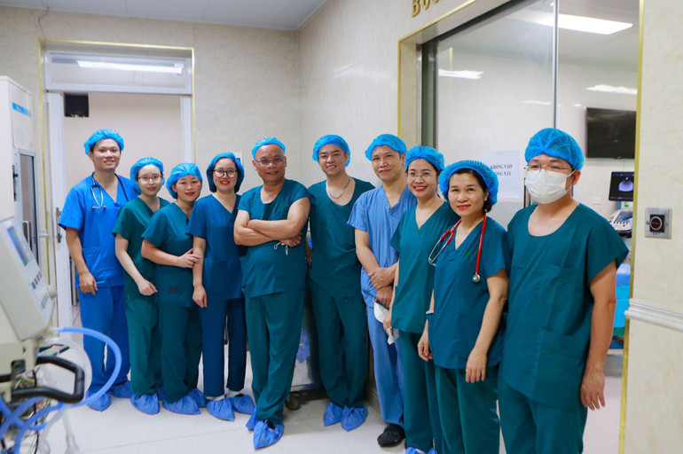 Nhờ sự phối hợp nhịp nhàng của 2 bệnh viện, các y, bác sĩ đã đã cứu sống em bé.