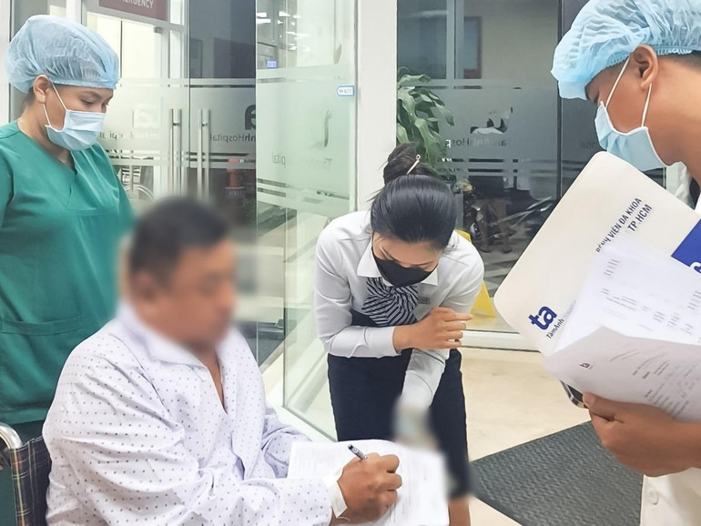 Bệnh nhân Singapore làm thủ tục xuất viện. Bệnh nhân Singapore làm thủ tục xuất viện.