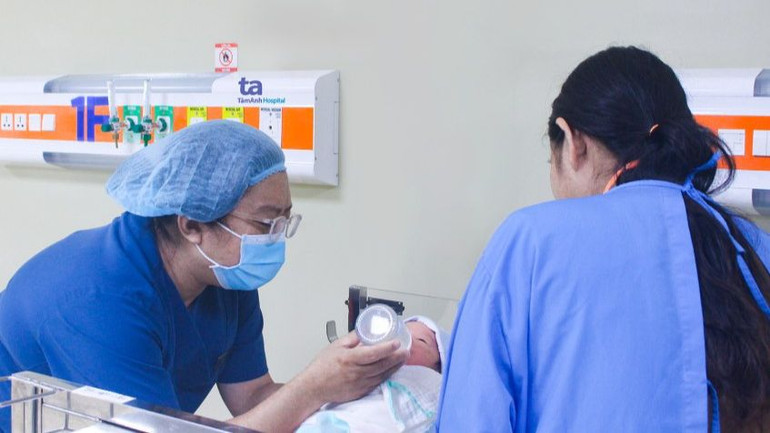 Em bé chào đời khỏe mạnh.