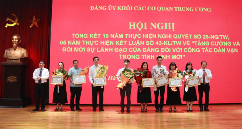 Đại diện 26 tập thể tiêu biểu trong thực hiện nghị quyết số 25 và Kết luận số 43, được Đảng ủy Khối khen thưởng.