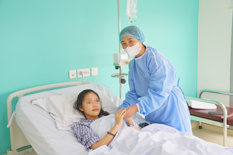 Hai bà cháu gặp lại nhau sau ca ghép gan.