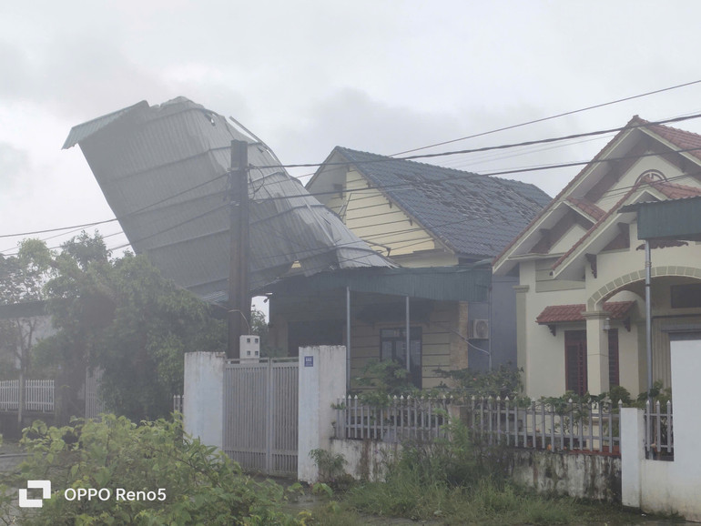 Nhiều nhà bị tốc mái tôn. Nhiều nhà bị tốc mái tôn.