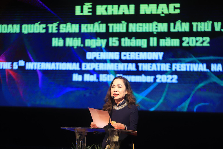 NSND Trịnh Thúy Mùi, Chủ tịch Hội Nghệ sĩ Sân khấu Việt Nam phát biểu khai mạc Liên hoan. (Ảnh: QUANG TẤN)