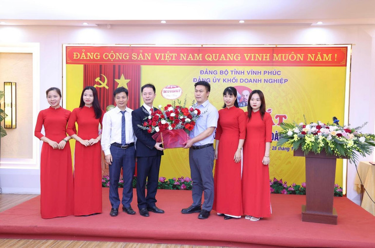 Tổng giám đốc Công ty cổ phần Tập đoàn Vina Top chúc mừng Chi bộ.