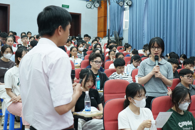 Nhiều bạn trẻ gửi câu hỏi tới các chuyên gia đầu ngành về đột quỵ.