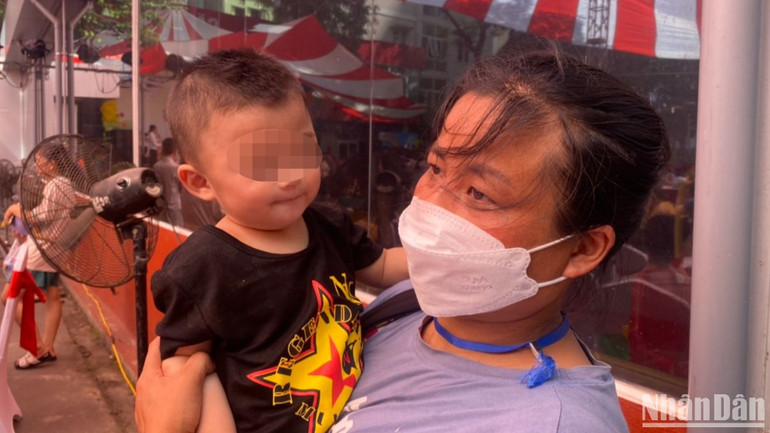 Chị Hoàng Thị T. đầy hy vọng về cuộc phẫu thuật tạo hình hậu môn con con trai vào tuần tới.