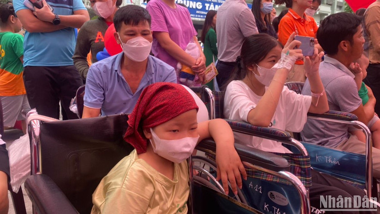 Anh Ngô Văn Th là người chăm sóc bé D. suốt một năm qua tại bệnh viện. Bé D. hiện đang dần bình phục sức khỏe.