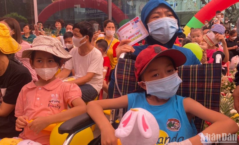 Nguyễn Gia B. (7 tuổi, Quảng Bình), vừa mổ u bạch huyết 5 ngày trước háo hức được xem chương trình nghệ thuật.