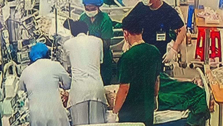 Các bác sĩ ép tim ngoài lồng ngực cứu sống bệnh nhân. (Ảnh minh họa)