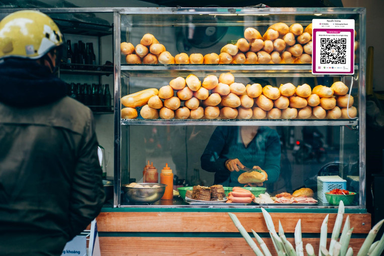Một cửa hàng bánh mì dán mã QR MoMo.