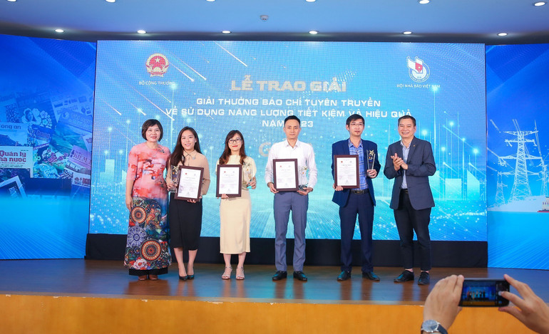 Đại diện nhóm tác giả nhận giải A cuộc thi.