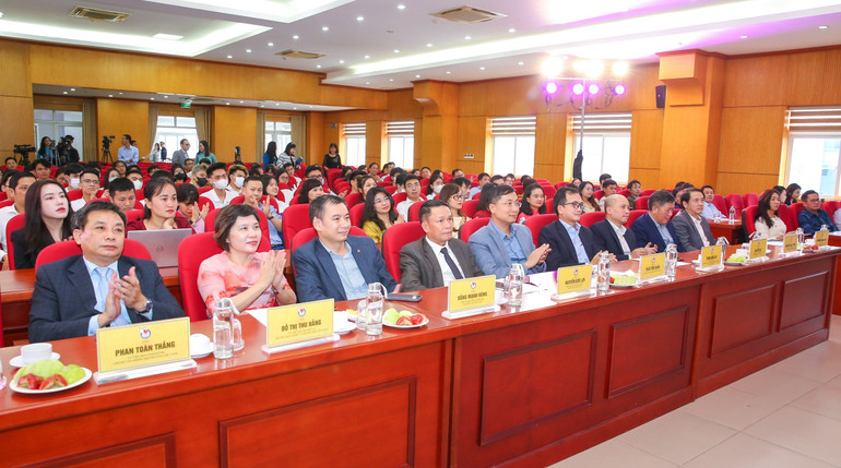 Đại diện lãnh đạo Hội Nhà báo Việt Nam, Vụ Tiết kiệm Năng lượng (Bộ Công thương), Tập Đoàn Điện lực Việt Nam và các nhóm tác giả tham dự lễ trao giải.