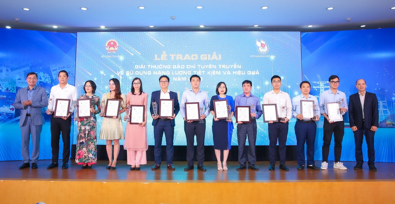 Đại diện nhóm tác giả nhận giải C.