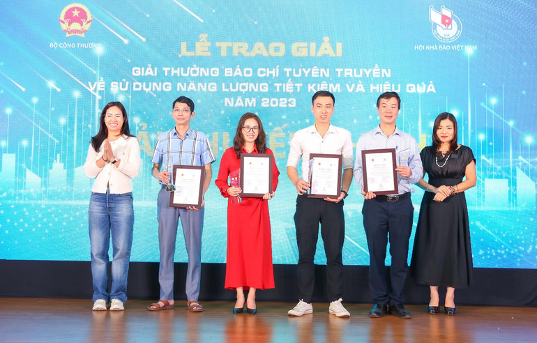 Đại diện nhóm tác giả nhận giải Khuyến khích.