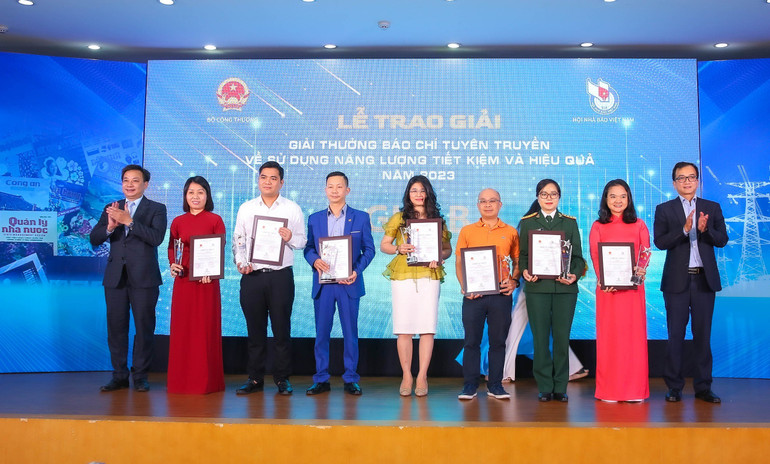 Đại diện nhóm tác giả nhận giải B cuộc thi.