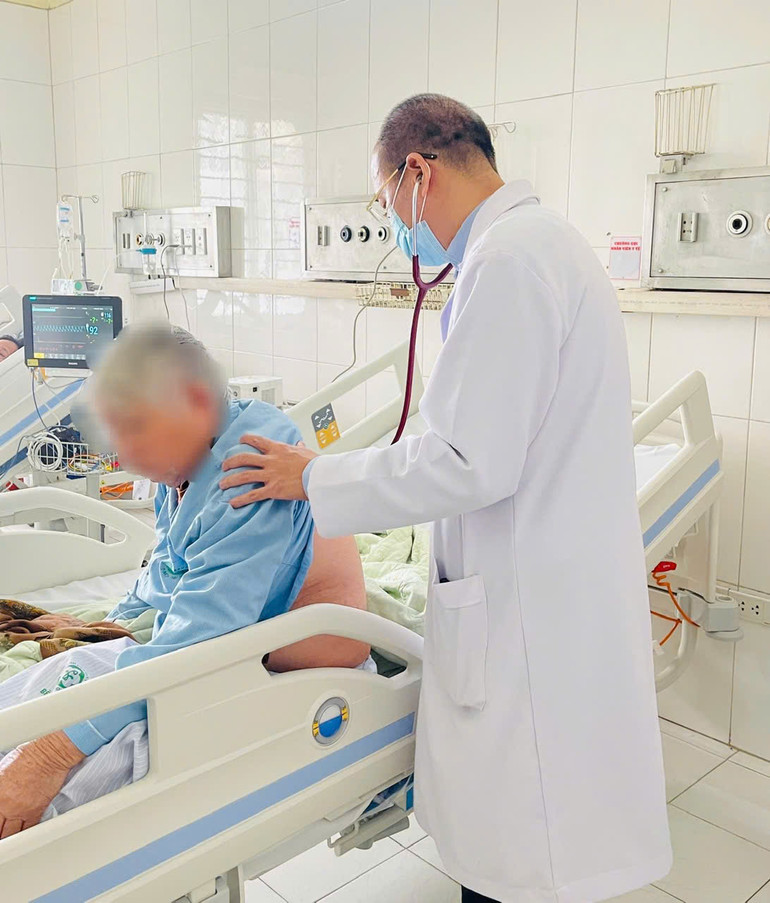 Phó Giáo sư, Tiến sĩ Đỗ Duy Cường, Giám đốc Trung tâm Nhiệt đới, Bệnh viện Bạch Mai khám cho người cao tuổi đang nằm viện.