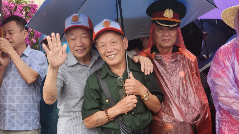 Người dân khắp nơi về Điện Biên dịp này cũng đang hào hứng chờ đón xem lễ diễu binh.