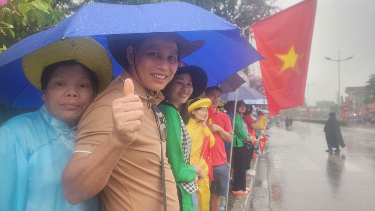 Người dân đứng chật hai bên đường để chờ đợi xem lễ diễu binh.