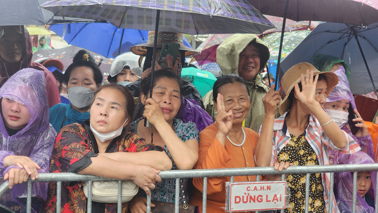 Các bà, các mẹ có mặt từ rất sớm.