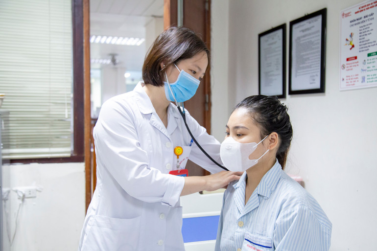 Bác sĩ Lê Thị Nguyệt khám cho người bệnh.