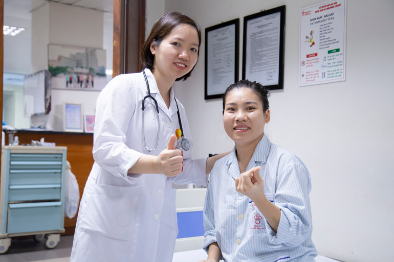 Bác sĩ Lê Thị Nguyệt động viên người bệnh.