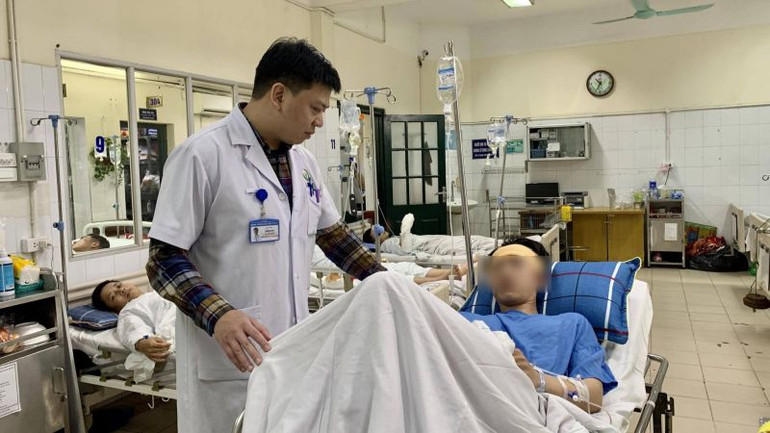 Nam thanh niên đang chờ đi mổ.