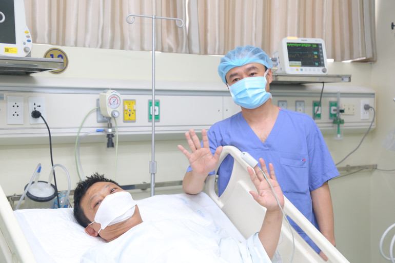 Anh Đ.T.T, 49 tuổi, sống tại Hà Nội đã phải đối mặt với thử thách lớn nhất trong cuộc đời mình khi được chẩn đoán mắc bệnh gan nặng, yêu cầu phải ghép gan để giành lại sự sống. Anh Đ.T.T, 49 tuổi, sống tại Hà Nội đã phải đối mặt với thử thách lớn nhất trong cuộc đời mình khi được chẩn đoán mắc bệnh gan nặng, yêu cầu phải ghép gan để giành lại sự sống.