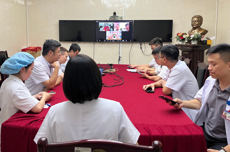 Hội chẩn cấp cứu bệnh nhân nữ bị vùi lấp dưới đống đổ nát tại thị trấn Văn Yên, Yên Bái. Hội chẩn cấp cứu bệnh nhân nữ bị vùi lấp dưới đống đổ nát tại thị trấn Văn Yên, Yên Bái.