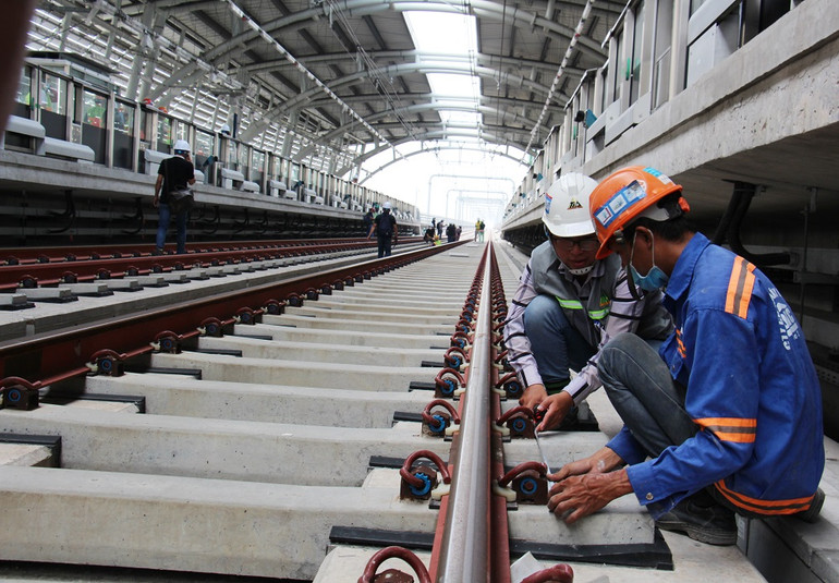 Kỹ sư tất bật kiểm tra độ an toàn của đường ray. Kỹ sư tất bật kiểm tra độ an toàn của đường ray.