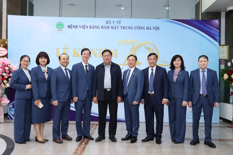 Thứ trưởng Y tế Đỗ Xuân Tuyên chúc mừng các thầy thuốc Bệnh viện Răng Hàm Mặt Trung ương nhân kỷ niệm 70 năm Ngày Thầy thuốc Việt Nam. Thứ trưởng Y tế Đỗ Xuân Tuyên chúc mừng các thầy thuốc Bệnh viện Răng Hàm Mặt Trung ương nhân kỷ niệm 70 năm Ngày Thầy thuốc Việt Nam.