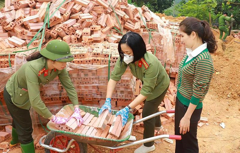 Lực lượng Công an tỉnh Tuyên Quang giúp công lao động xây nhà cho hộ nghèo.