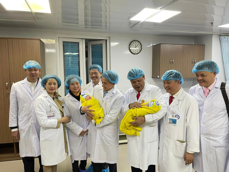 Thứ trưởng Y tế Trần Văn Thuấn chúc mừng bệnh viện và các sản phụ đã hạ sinh con thành công.