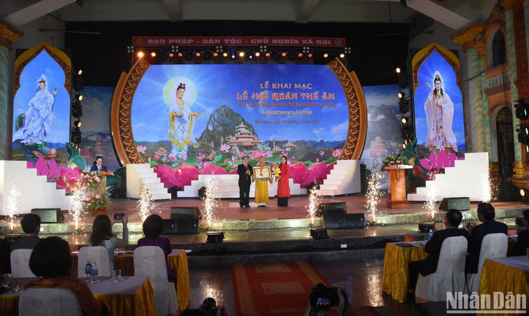 Trao chứng nhận kỷ lục Việt Nam cho độc bản 16 bức tranh sứ màu cẩn trên tường 4 tháp Chùa Quán Thế Âm. Trao chứng nhận kỷ lục Việt Nam cho độc bản 16 bức tranh sứ màu cẩn trên tường 4 tháp Chùa Quán Thế Âm.