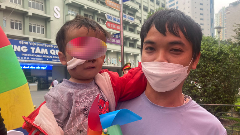 Anh Trần Đình Q. gần 5 năm qua chăm sóc con trai là Trần Đ.Q (quê Nghệ An) bị bệnh xương hóa đá ở Bệnh viện Nhi Trung ương.