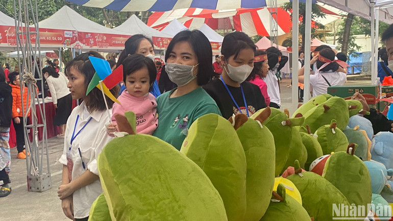 Các bé được trải nghiệm trò chơi nặn tò he, nhận phần quà gấu bông...