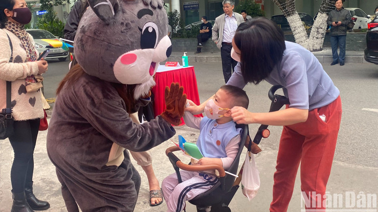 Các bé được đón tiếp nồng nhiệt từ cổng chào.