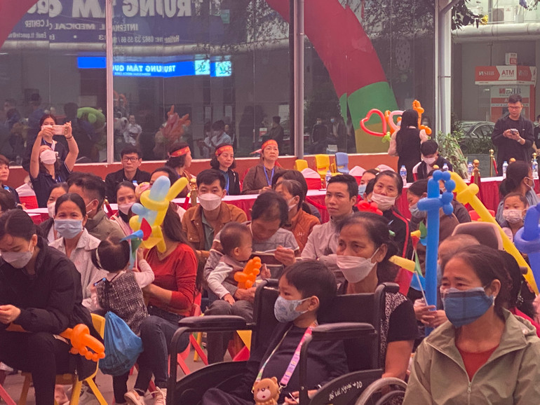 Nhiều em ngồi trên xe lăn xuống thưởng thức chương trình